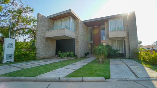 EXCLUSIVA CASA DE LUJO DENTRO DE CONDOMINIO EN ZONA NORTE