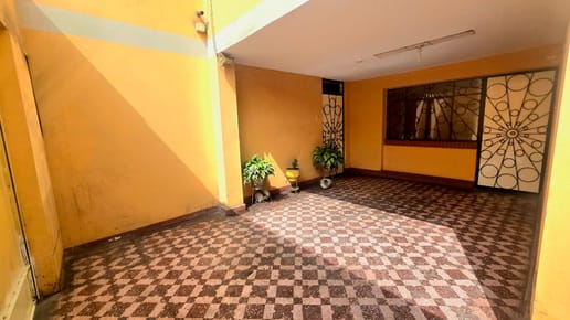 VENDO MUY AMPLIA CASA DE 4 PISOS COMAS