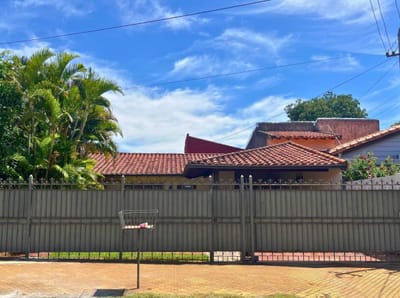 VENDO  CASA CON EXCELENTE UBICACIÓN EN BARRIO LOS LAURELES.