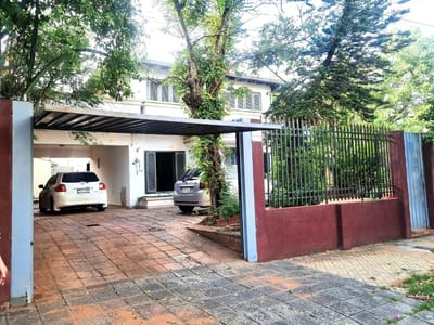 En venta casa residencial en esquina.