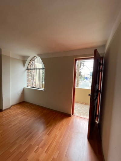 Venta De Casa Frente A Parque En Comas, 420 Mts2 Construidos, 10 Dormitorios