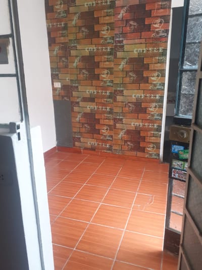 Se alquila cuarto con baño propio frente al parque Fatima
