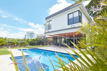 EXCLUSIVA CASA  EN VENTA URUBO GOLF
