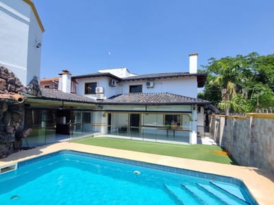 VENDO RESIDENCIA EN ESQUINA EN BARRIO KENNEDY LAMBARÉ