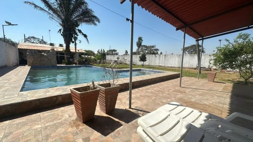 ¡Oportunidad Única en Cotoca, casa con piscina