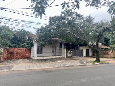 VENDO TERRENO CON CONSTRUCCIÓN VIEJA ,, B° TRINIDAD