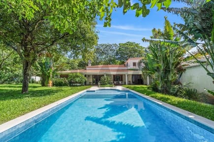 Mansión en venta Barrio Surubi’i - Mariano Roque Alonso 