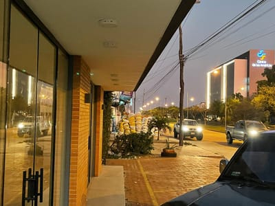 Local comercial en alquiler sobre 6to anillo Av. Banzer y Av. Beni