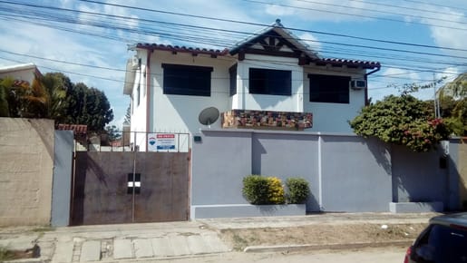 VENDO CASA DE 2 PLANTAS ZONA NORTE