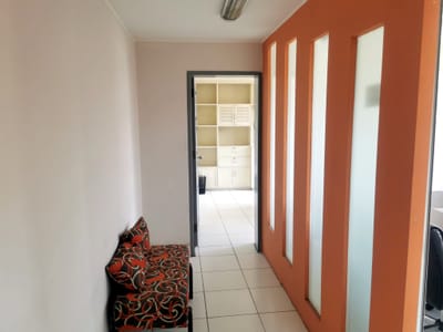Alquilo oficina - Consultorio en San Isidro