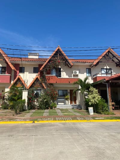 CASA EN VENTA - VILLA ADA 
