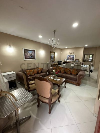 Venta de Amplia Casa en San Vicente Semiamoblada