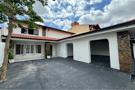 VENDO CASA EN MBURUCUYA A PASOS DE CALLE ITAPUA