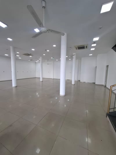 ALQUILO LOCAL COMERCIAL DE 2 PISOS EN EL CENTRO DE SAN LORENZO