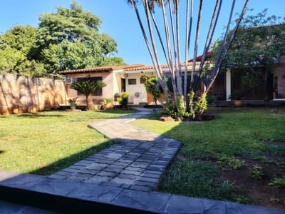 CASA ESTILO COLONIAL EN VENTA EN EL CENTRO DE SAN LORENZO 