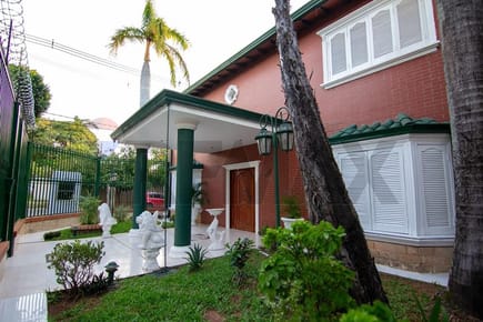 RESIDENCIA TOTALMENTE AMOBLADA EN ESQUINA – BARRIO KENNEDY, LAMBARÉ