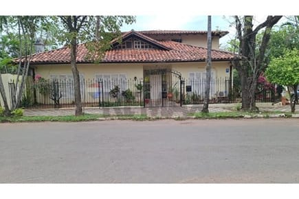 Vendo en Lambare Hermosa Residencia con Piscina