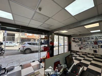 Local comercial de tres plantas en el centro