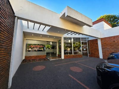 En Alquiler Local Comercial sobre Av. Dr. Guido Boggiani 