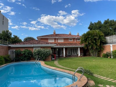 VENDO HERMOSA RESIDENCIA EN EL BARRIO MARISCAL ESTIGARRIBIA DE ASUNCION