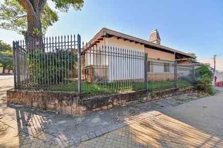 Venta de casa en esquina con Piscina en la calle Pirizal, Lambar