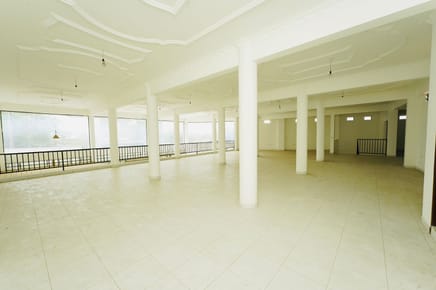 En alquiler Imponente local comercial sobre Av. Principal 3 Pasos al Frente 