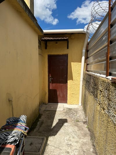 Apto Tipo Casa Al Fondo En Avda Lezica 6685 De Un Dormitorio , Fondo .