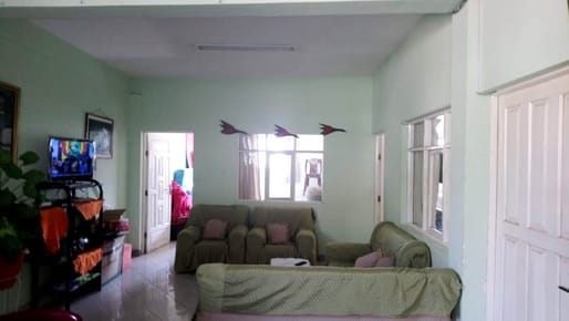 CASA 3 PLANTAS CON DEPTOS Y 2 TIENDAS