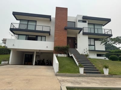 CASA EN VENTA DE 4 DORMITORIOS EN SUITE EN COND. URUBO GOLF 