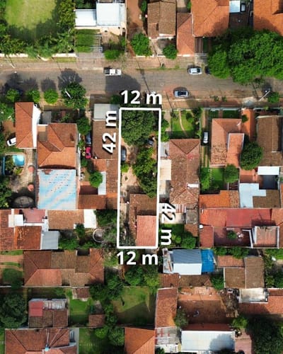 AMPLIO TERRENO CON CONSTRUCCION EN LAMBARE LIMITE CON ASUNCION