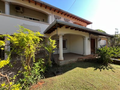 Vendo amplia residencia en barrio mcal. Estigarribia 1500 m2
