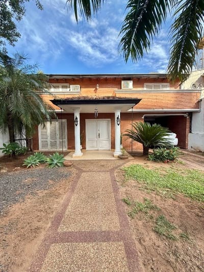 CASA CON EXCELENTE UBICACIÓN – BARRIO RECOLETA
