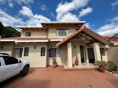 CASA  CON PISCINA Y MAS DE 5 DORMITORIOS.