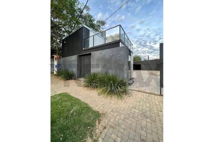 SHOWROOM CON OFICINAS Y DEPÓSITO EN LOS LAURELES