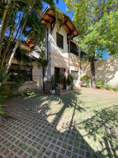 Vendo propiedad con gran potencial comercial en Barrio Carmelitas-Asuncion