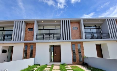 CASA EN VENTA A ESTRENAR DE 4 DORMITORIOS, ZONA NORTE 6TO ANILLO