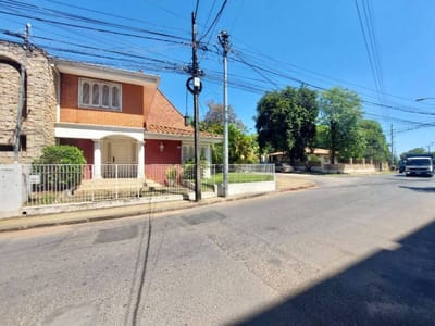 VENDO CASA EN ESQUINA EN VILLAMORRA 