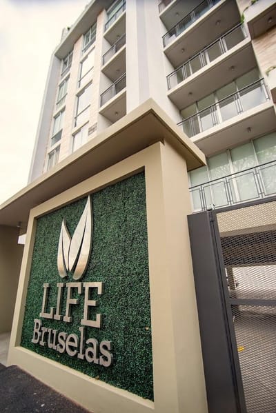 VENDO DEPARTAMENTO AMOBLADO EN EL EJE CORPORATIVO