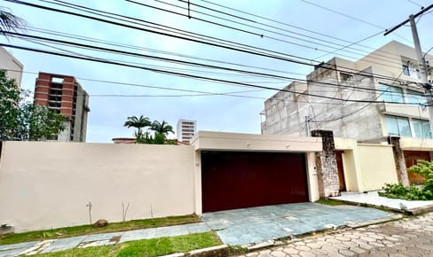 EN SIRARI, SE ALQUILA AMPLIA CASA IDEAL PARA EMPRESA