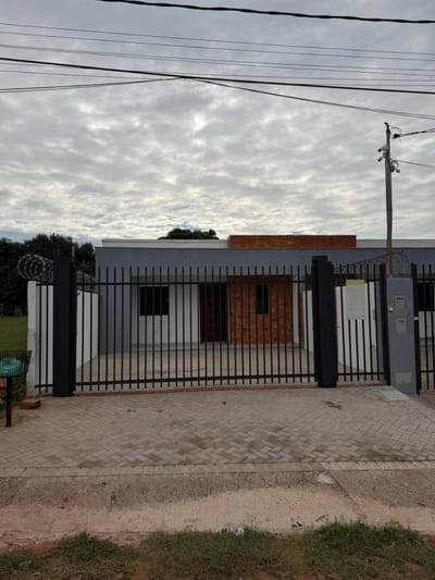 ¡Alquilo casa en Barrio Mbocayaty, Ñemby – Amplia y funcional.