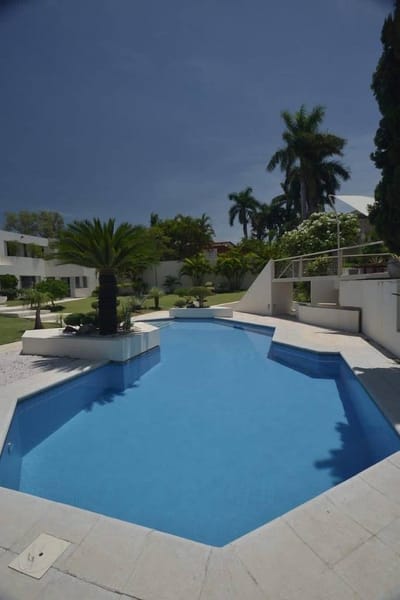 EN VENTA RESIDENCIA LUJOSA EN BARRIO MBURUCUYA 