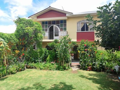 Amplia casa con hermoso jardín a pasos de la Avenida Siles