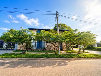Casa en esquina en Luque, zona CIT | 420m2 de terreno 