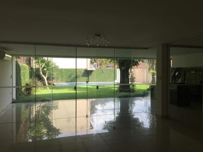 EN ALQUILER – RESIDENCIA DE ALTO NIVEL CON 5 SUITES | ZONA SHOPPING DEL SOL