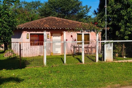  CASA CON AMPLIO TERRENO EN GUARAMBARÉ