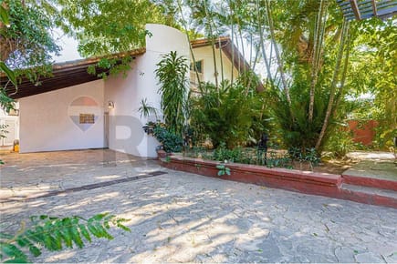 Vendo casa de 4 habitaciones con piscina y 2 terrenos en Lambaré 