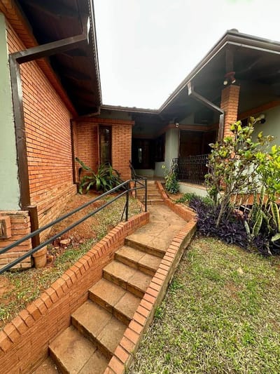 CASA EN BARRIO MBURUCUYÁ – SOBRE AV. SANTÍSIMA TRINIDAD