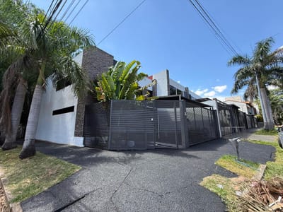 DÚPLEX CON QUINCHO Y PATIO, EN ESQUINA EN VENTA EN BARRIO YCUÁ SATÍ