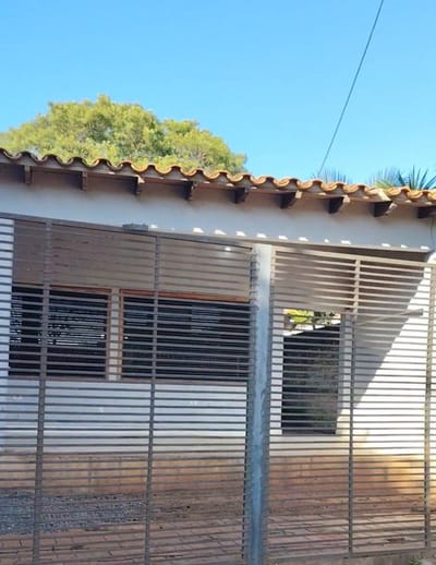 VENDO AMPLIA CASA EN LA CIUDAD DE ÑEMBY