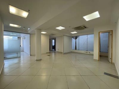 Villamorra En Alquiler Amplia Oficina De 150m2.  